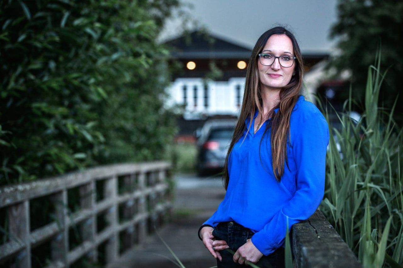 jette schroeder auf einem steg am inselsee in guestrow vor dem klubhaus